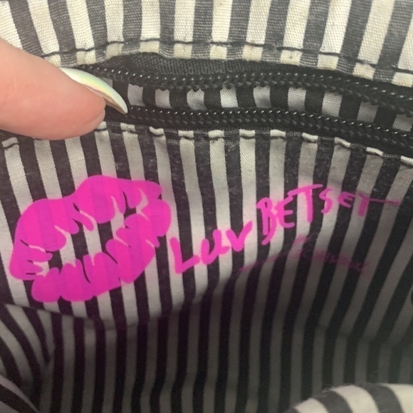 Betsey Johnson “ luv Betsey” quilted hearts flap crossbody bag - Picture 8 of 8